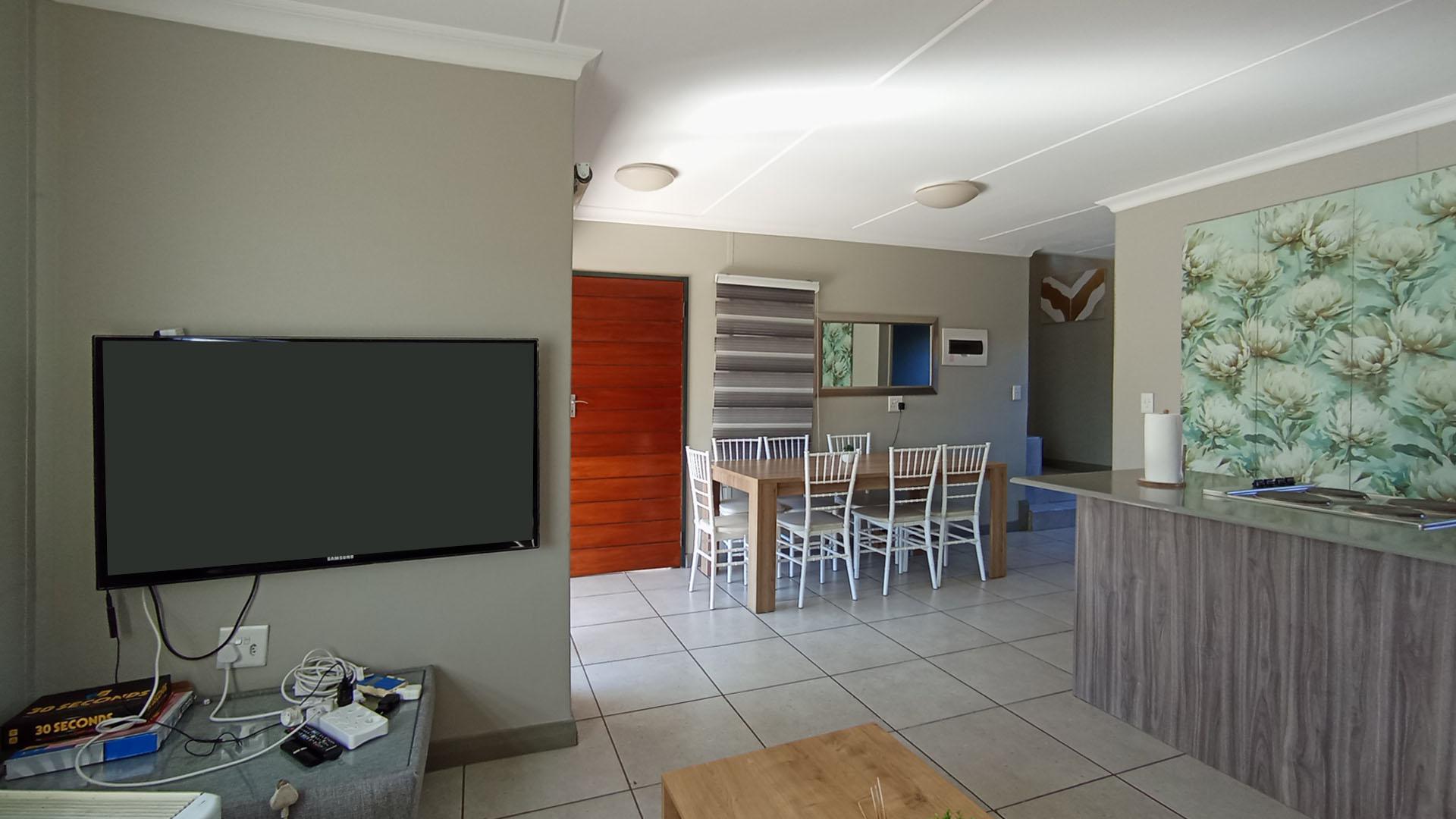 Lounges - 12 square meters of property in Roodeplaat