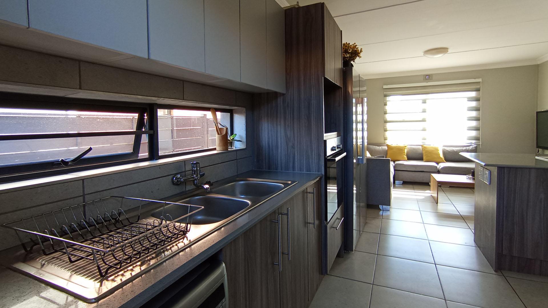 Kitchen - 13 square meters of property in Roodeplaat