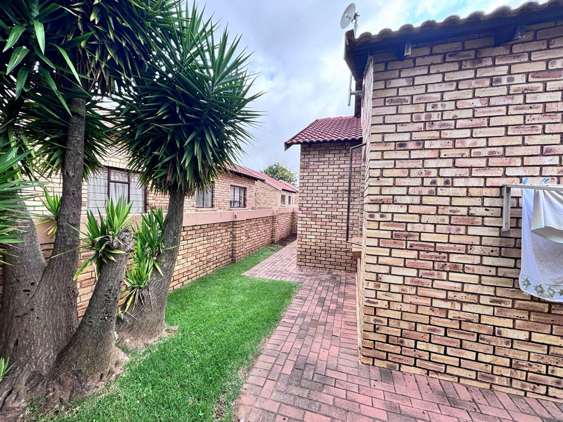 Front View of property in Greenhills