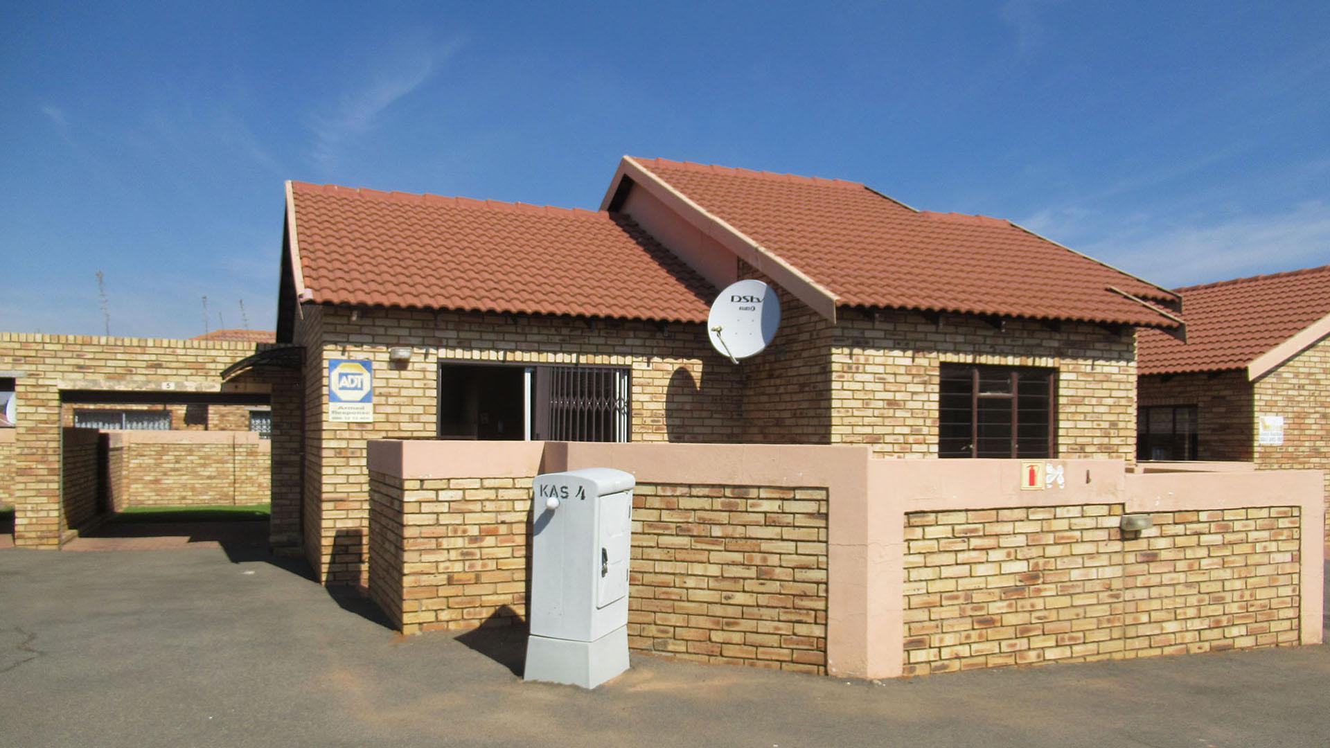 Front View of property in Greenhills