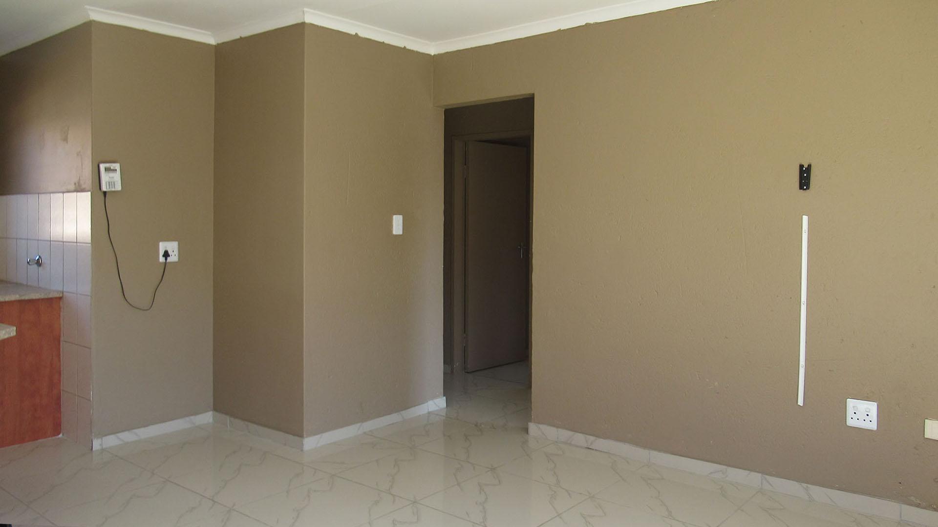 Lounges - 20 square meters of property in Greenhills