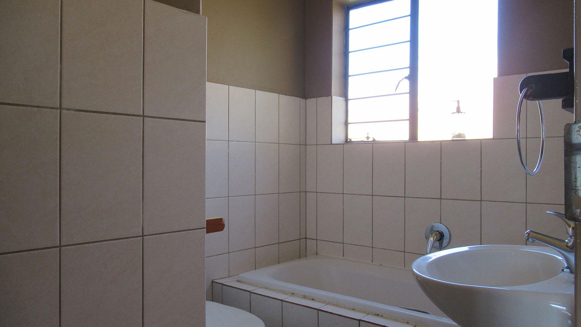Bathroom 1 - 5 square meters of property in Greenhills