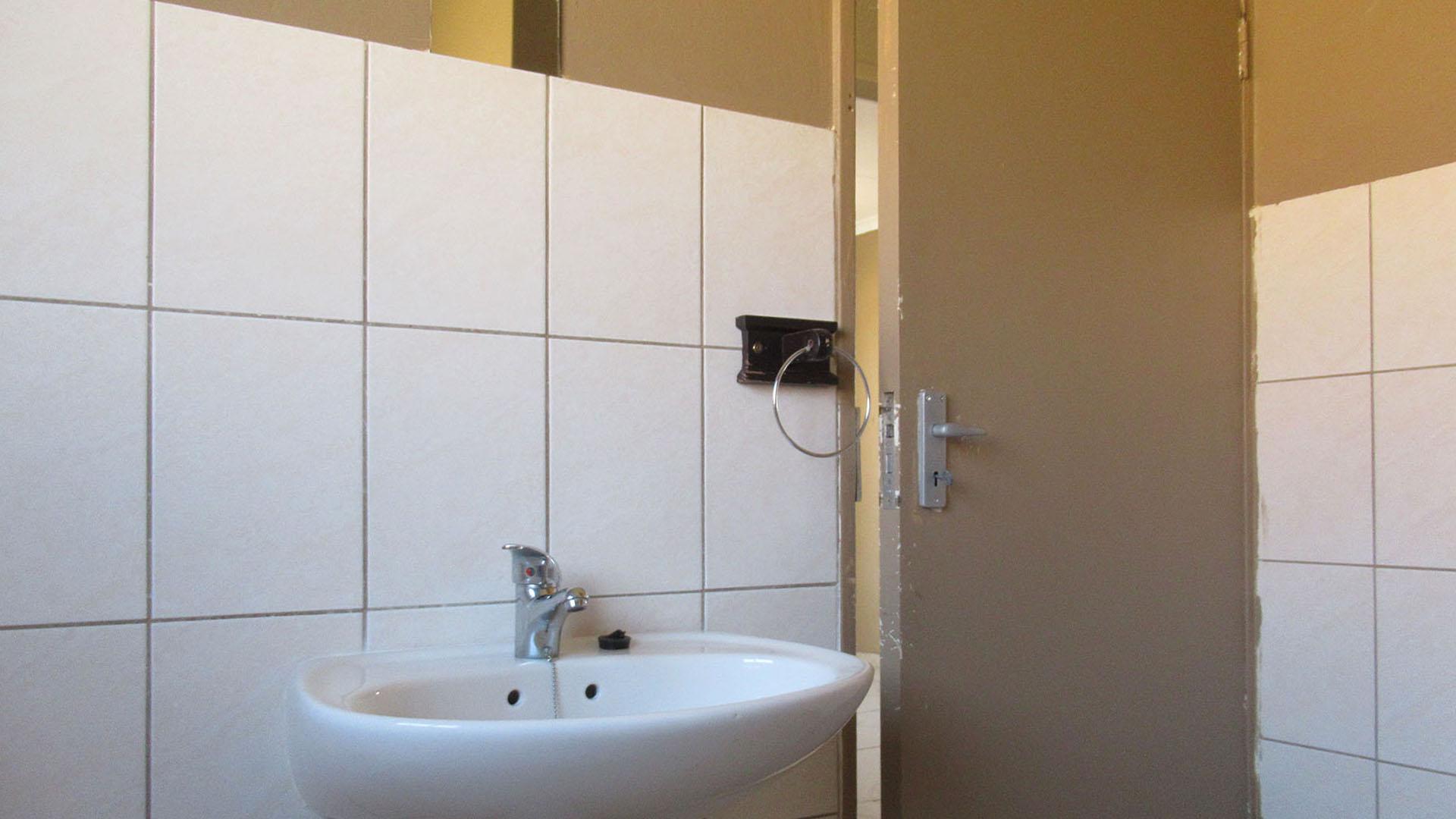 Bathroom 1 - 5 square meters of property in Greenhills