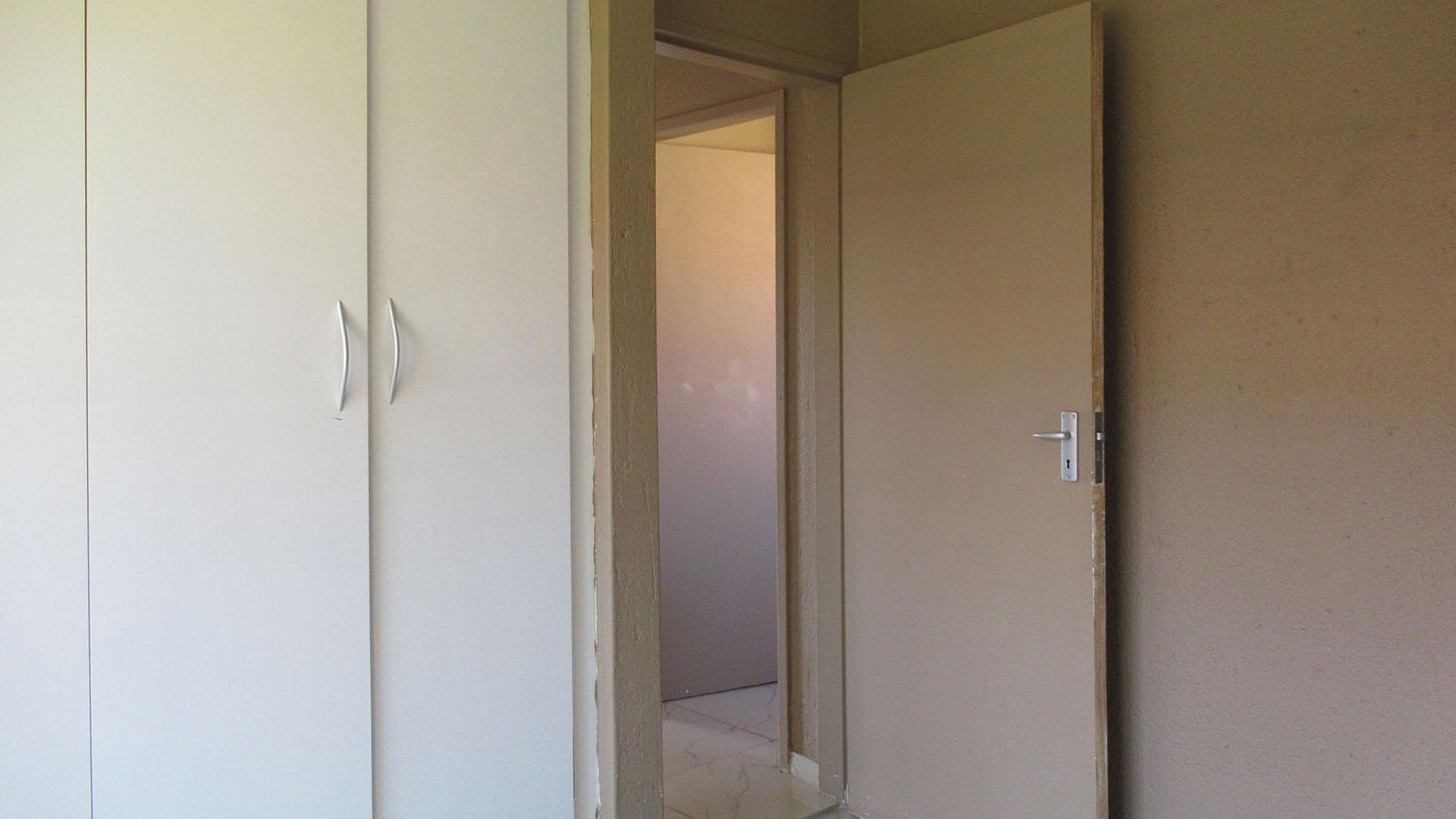 Bed Room 1 - 12 square meters of property in Greenhills