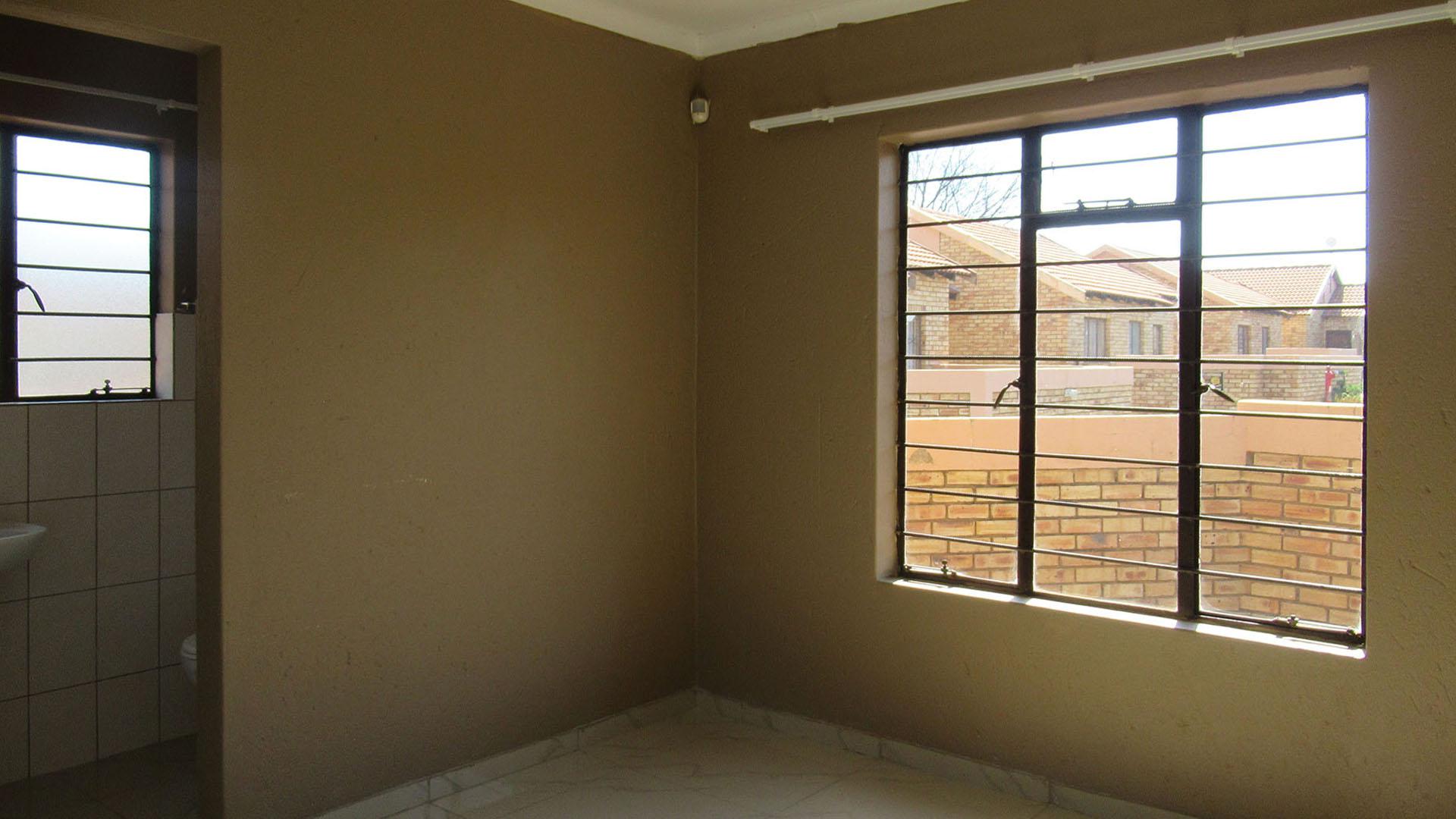 Main Bedroom - 16 square meters of property in Greenhills