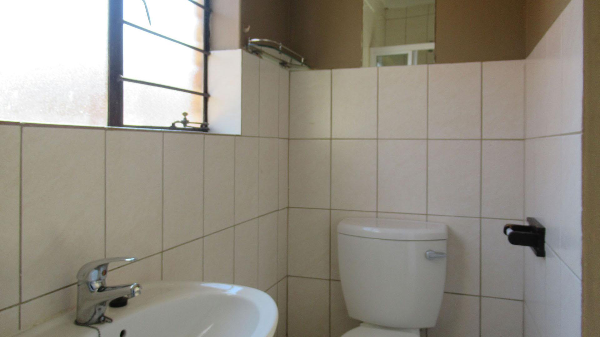 Main Bathroom - 3 square meters of property in Greenhills