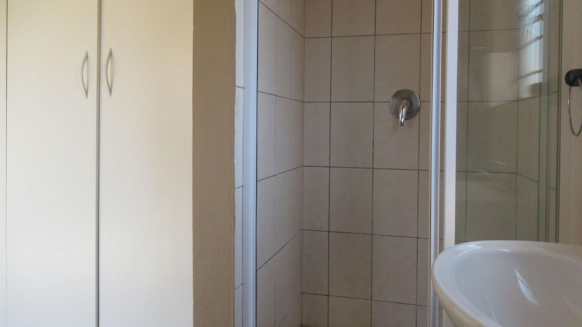Main Bathroom - 3 square meters of property in Greenhills
