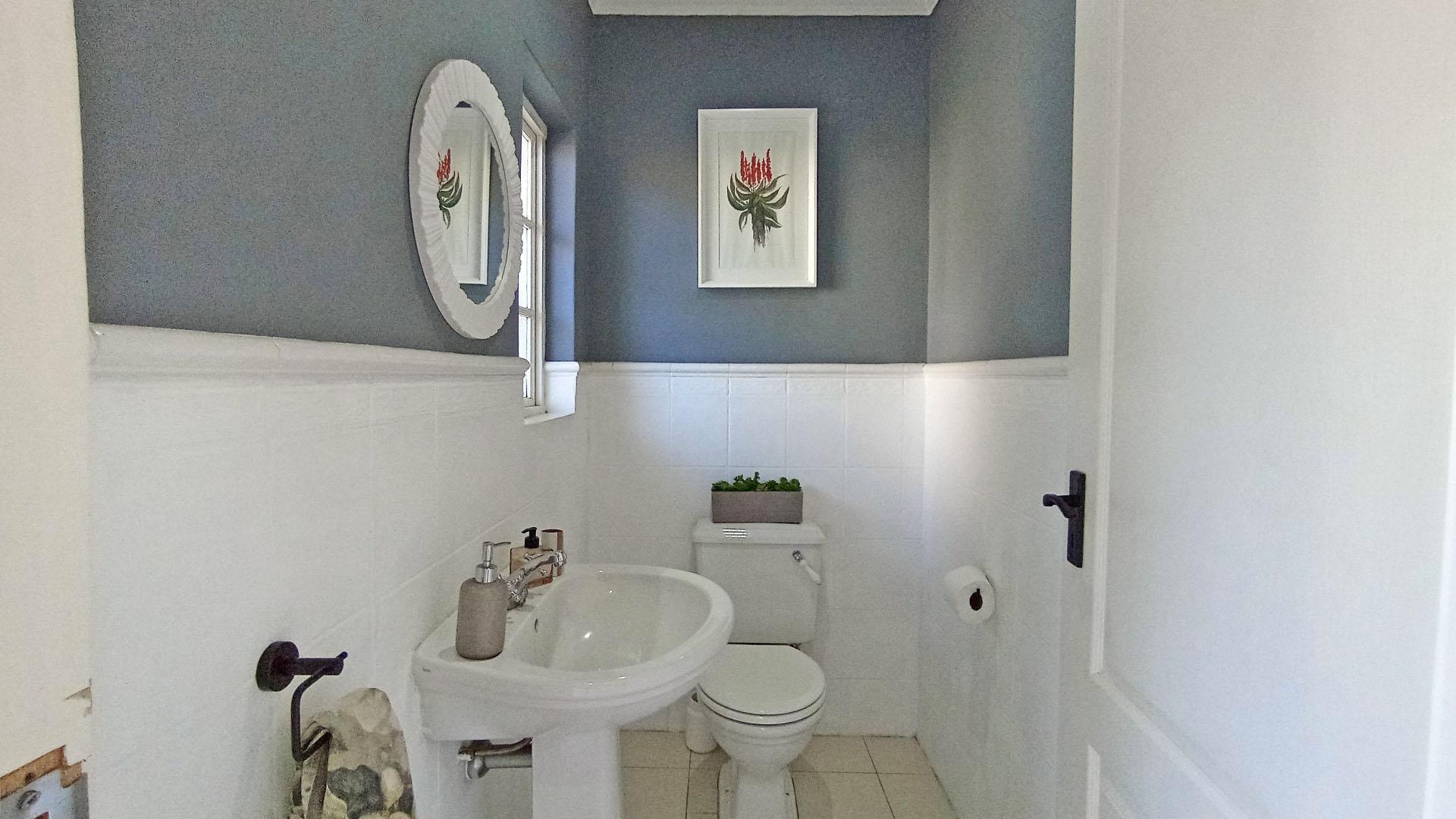 Guest Toilet - 5 square meters of property in Mount Edgecombe 