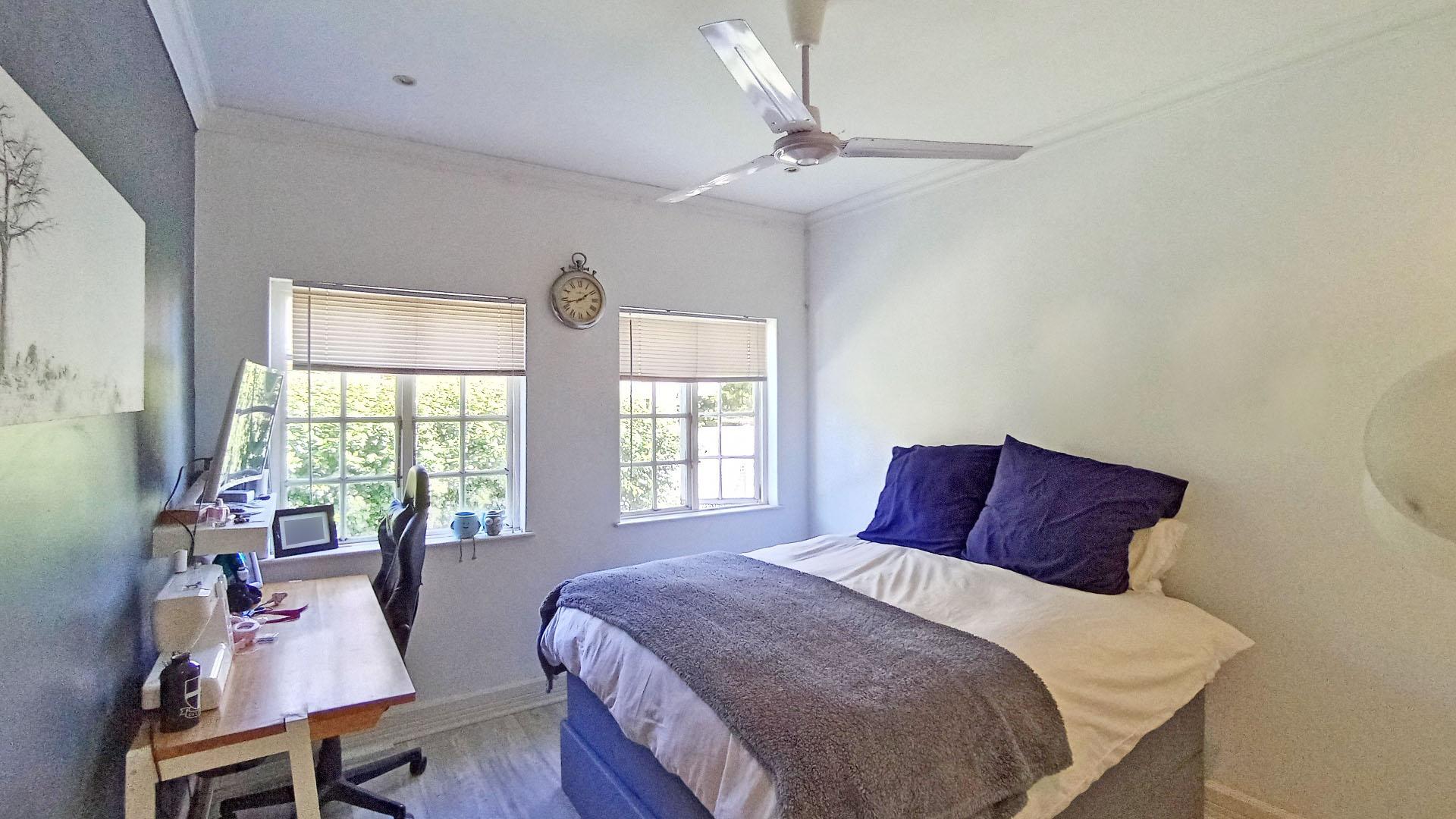 Bed Room 1 - 16 square meters of property in Mount Edgecombe 