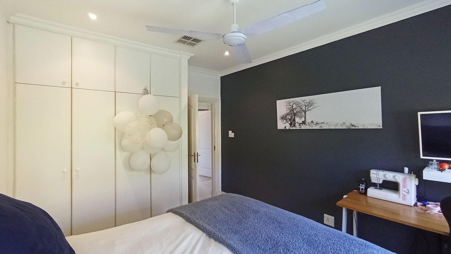 Bed Room 1 - 16 square meters of property in Mount Edgecombe 