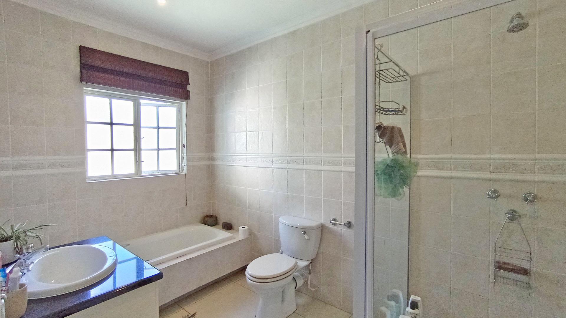 Bathroom 1 - 9 square meters of property in Mount Edgecombe 