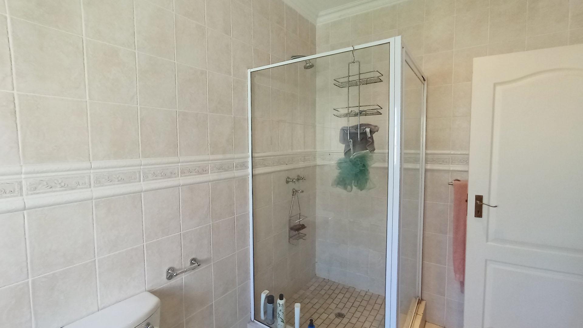 Bathroom 1 - 9 square meters of property in Mount Edgecombe 