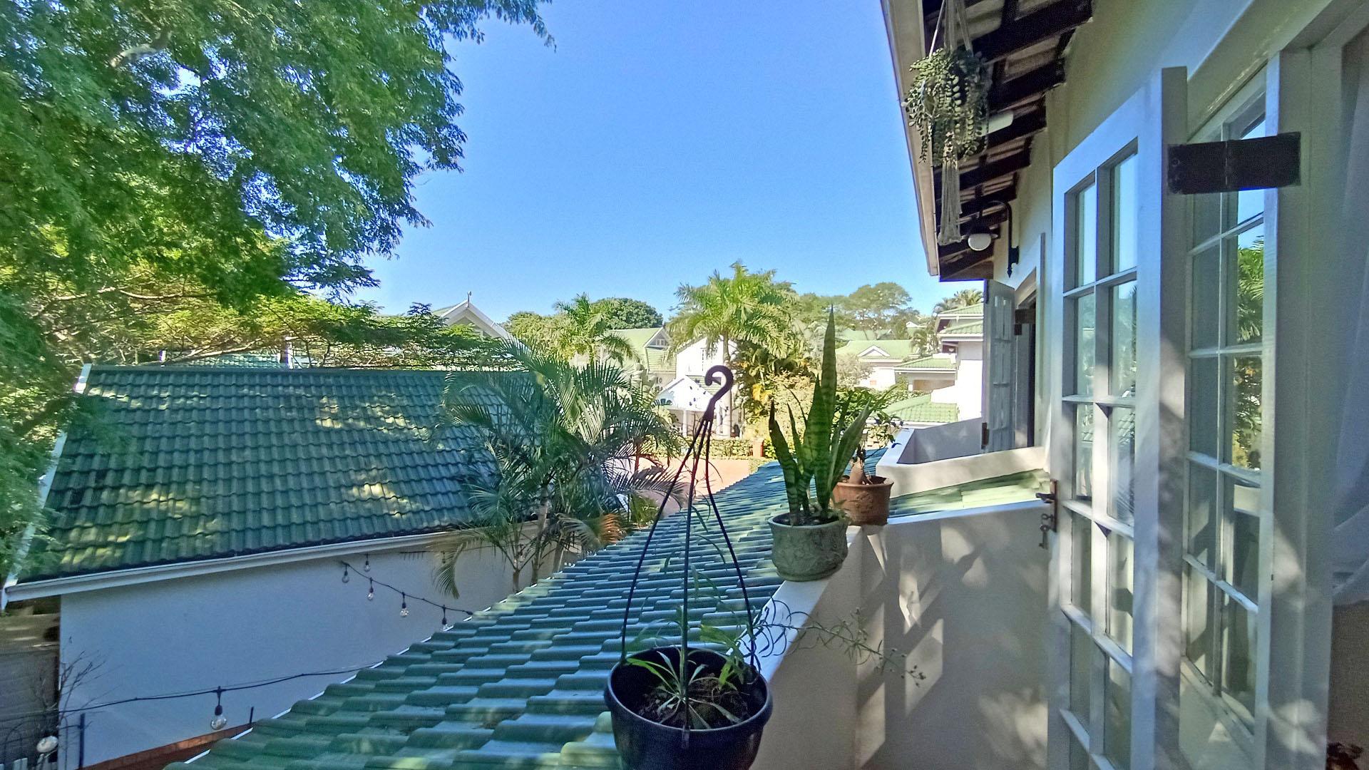 Balcony - 6 square meters of property in Mount Edgecombe 