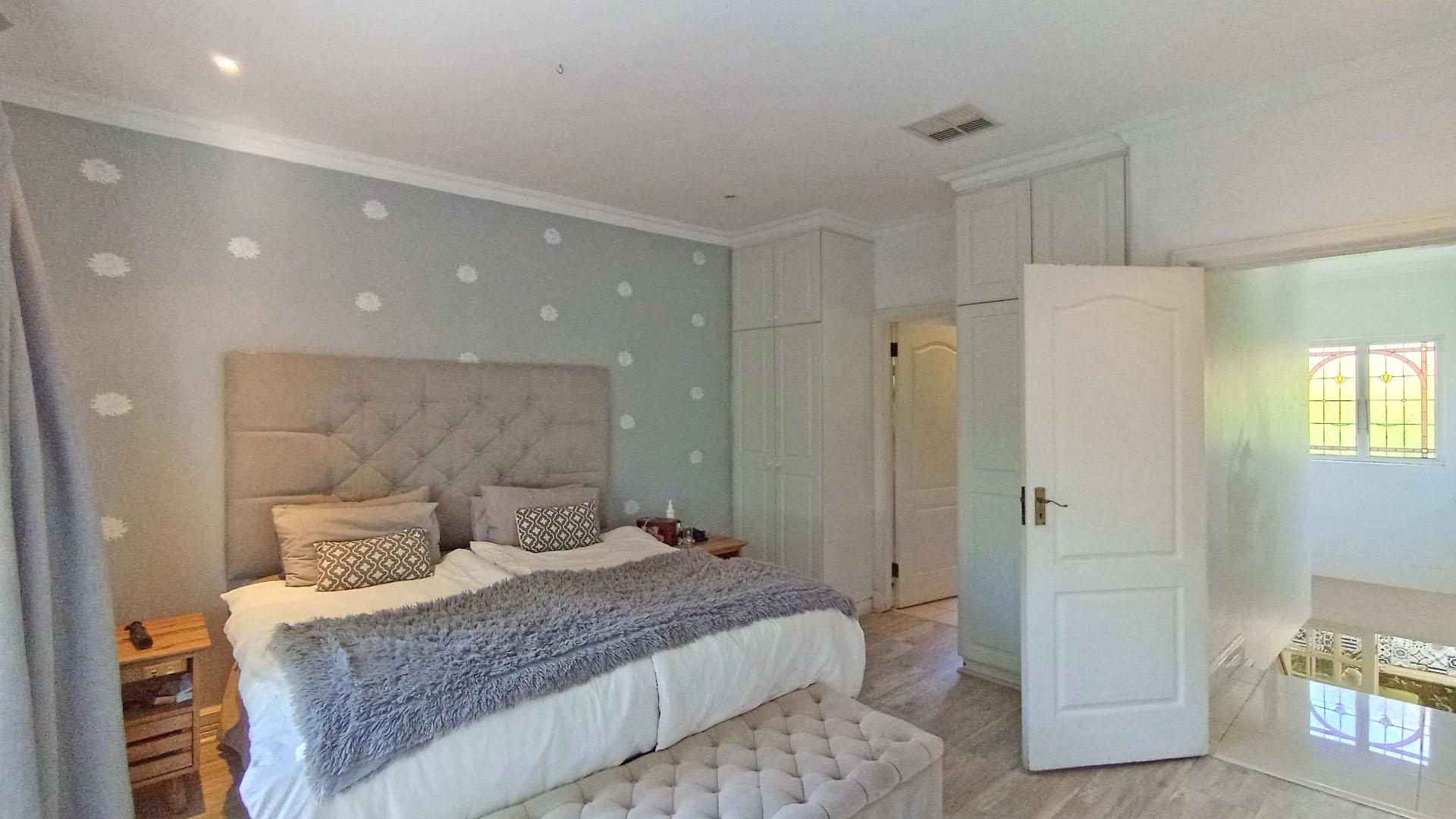 Main Bedroom - 23 square meters of property in Mount Edgecombe 