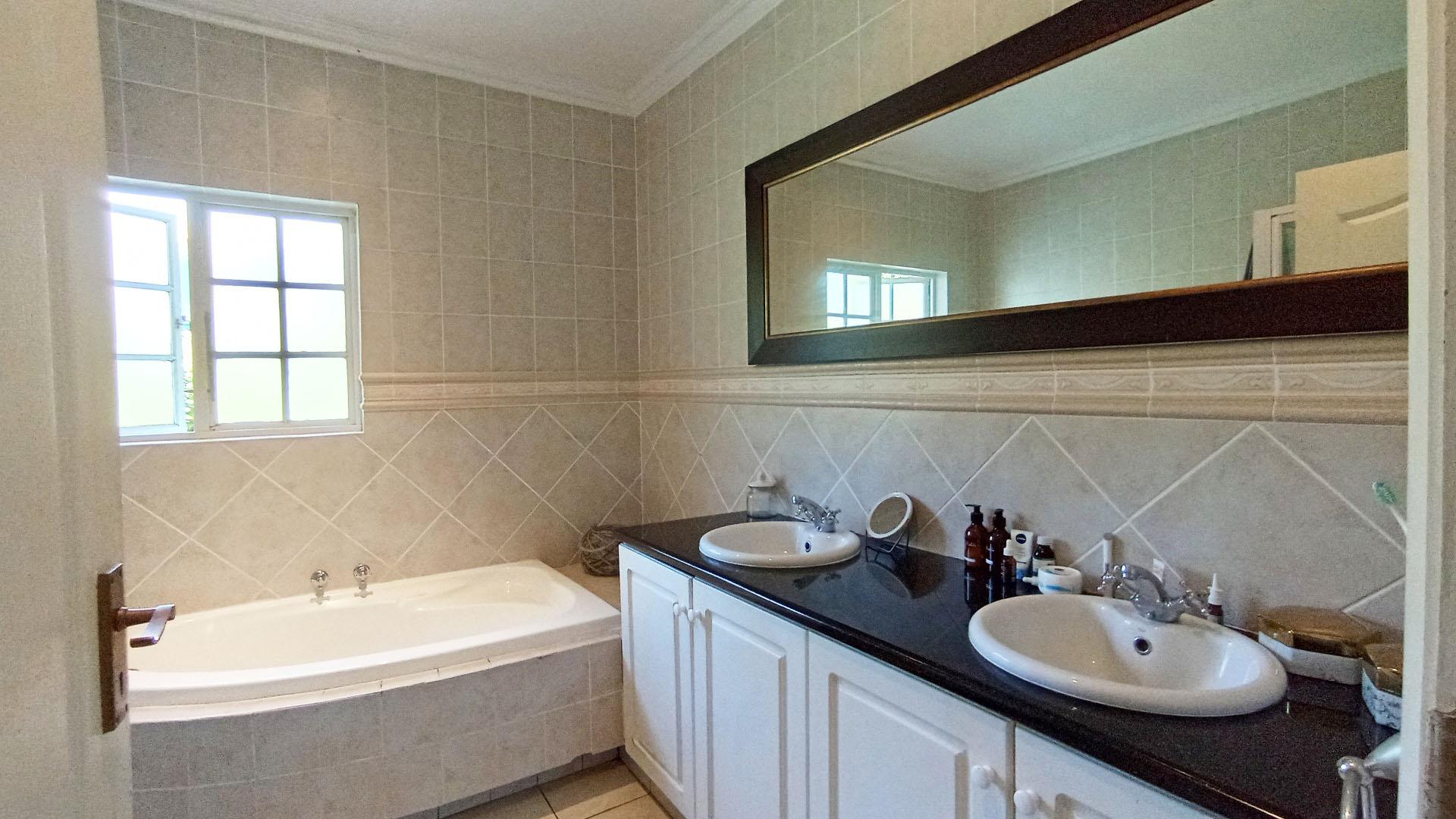 Main Bathroom - 10 square meters of property in Mount Edgecombe 