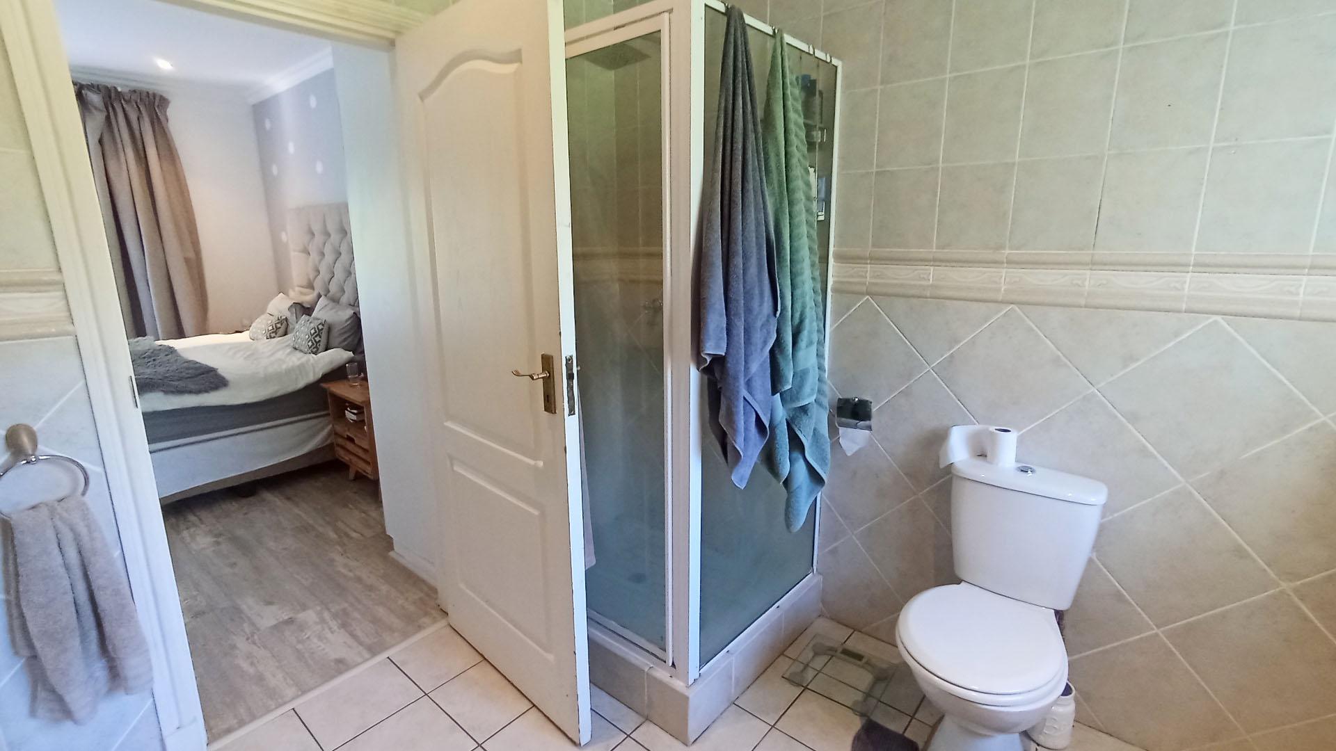 Main Bathroom - 10 square meters of property in Mount Edgecombe 