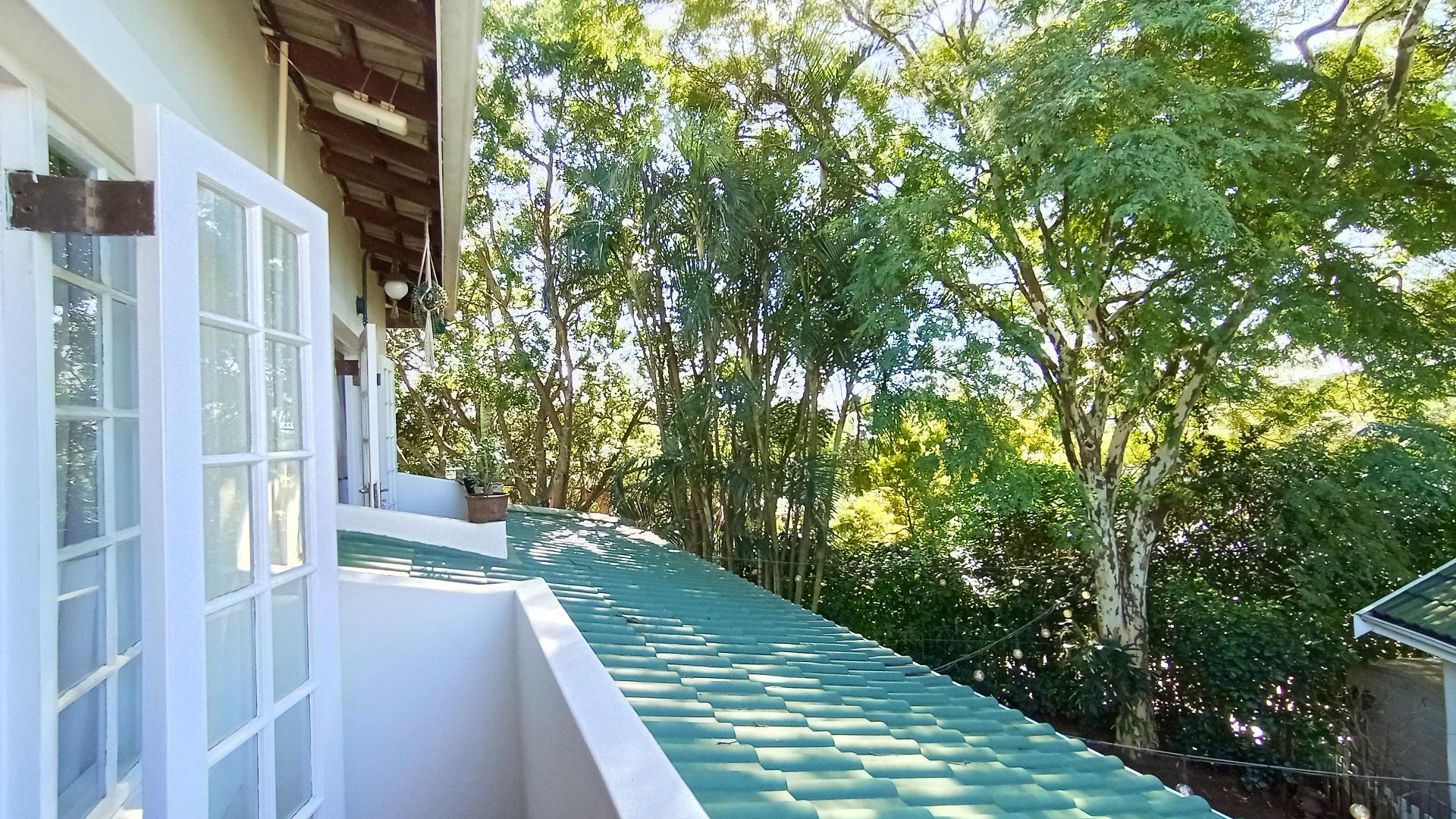 Balcony - 6 square meters of property in Mount Edgecombe 