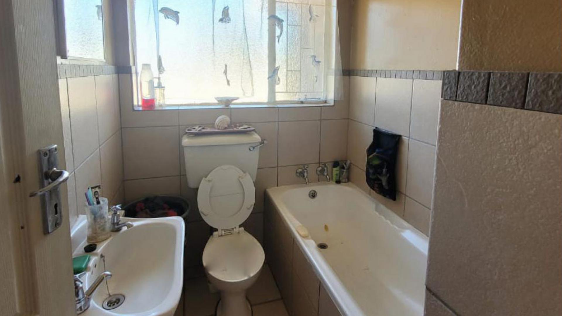 Bathroom 1 of property in Riebeeckstad