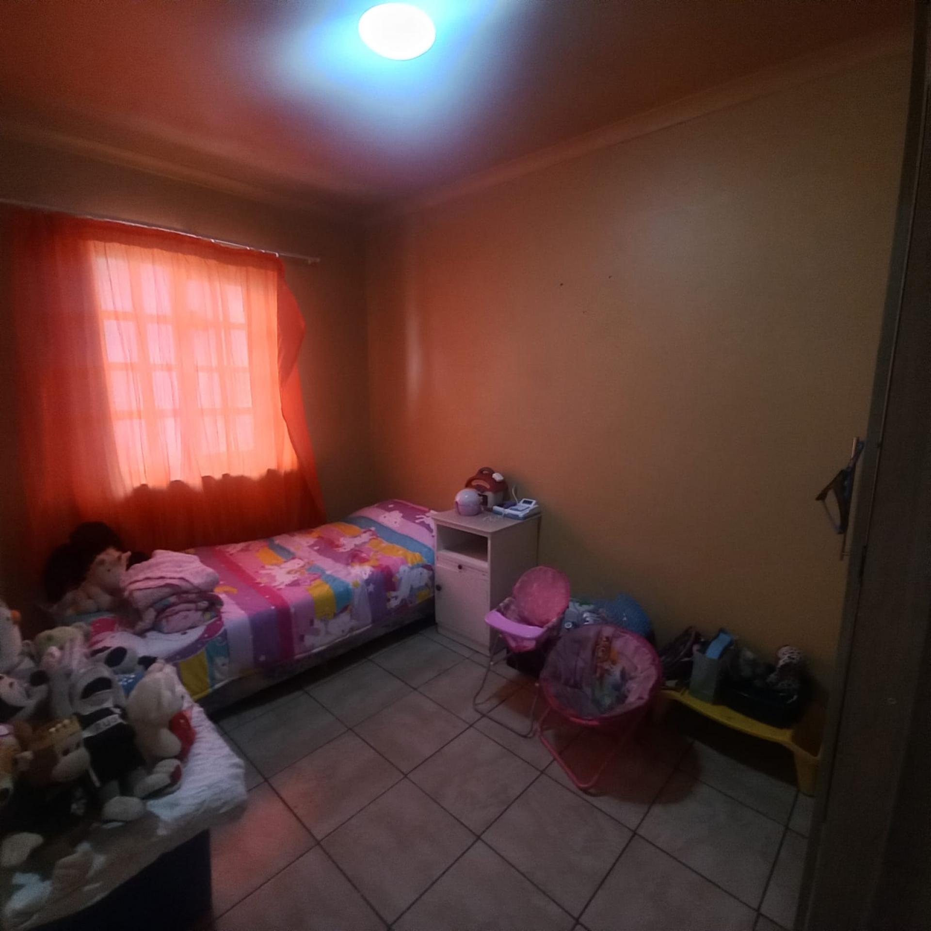 Bed Room 1 of property in Algoa Park