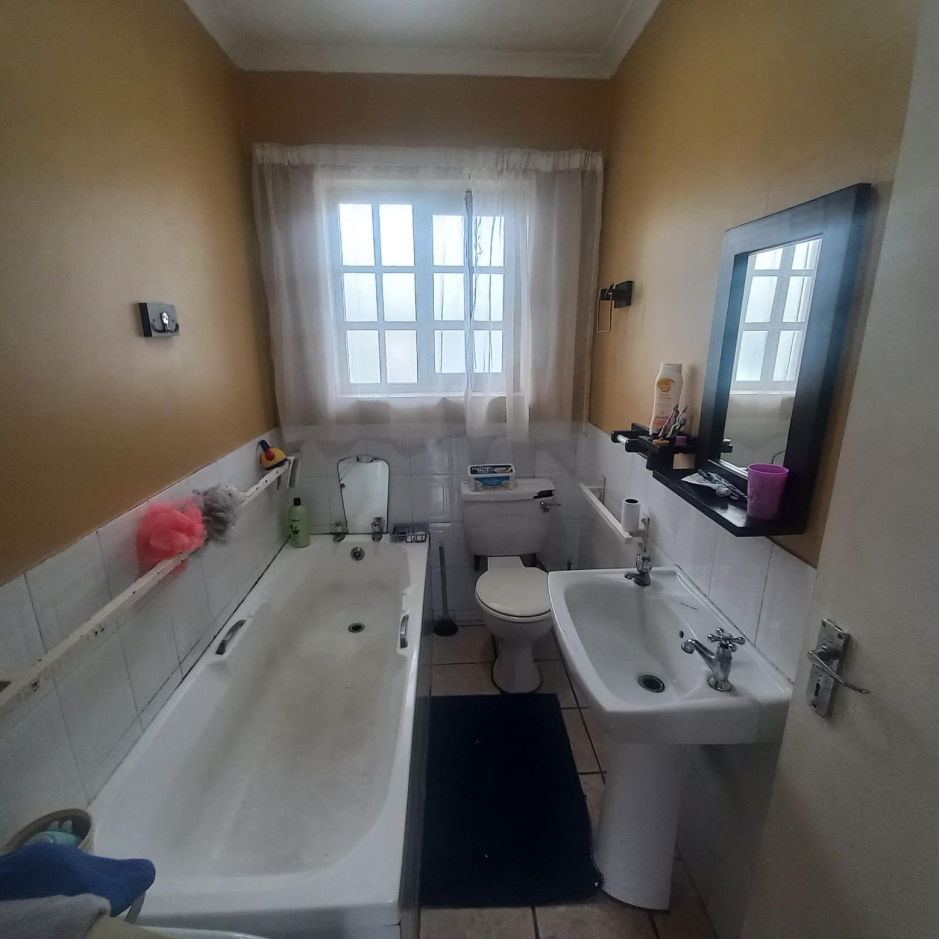 Bathroom 1 of property in Algoa Park