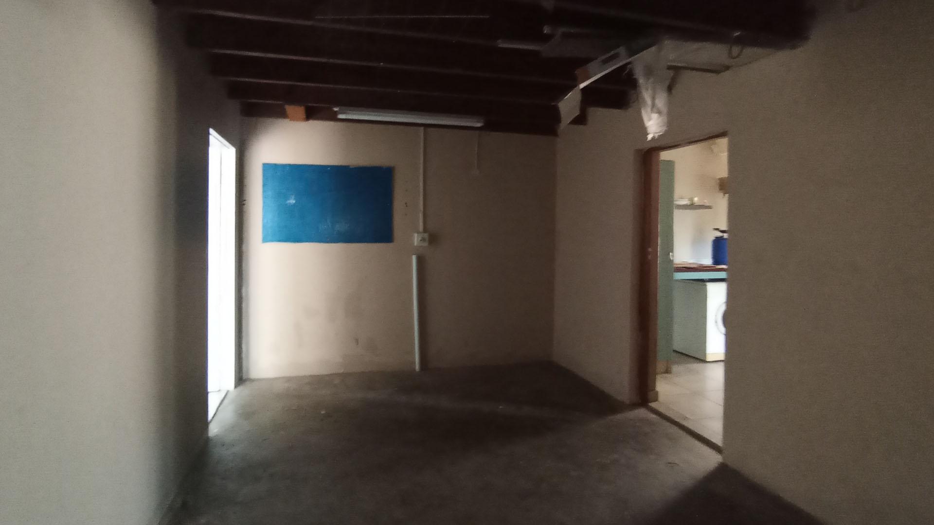 Garage - 20 square meters of property in Garsfontein