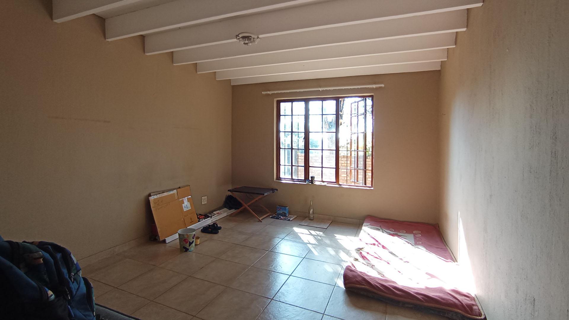 Bed Room 1 - 22 square meters of property in Garsfontein