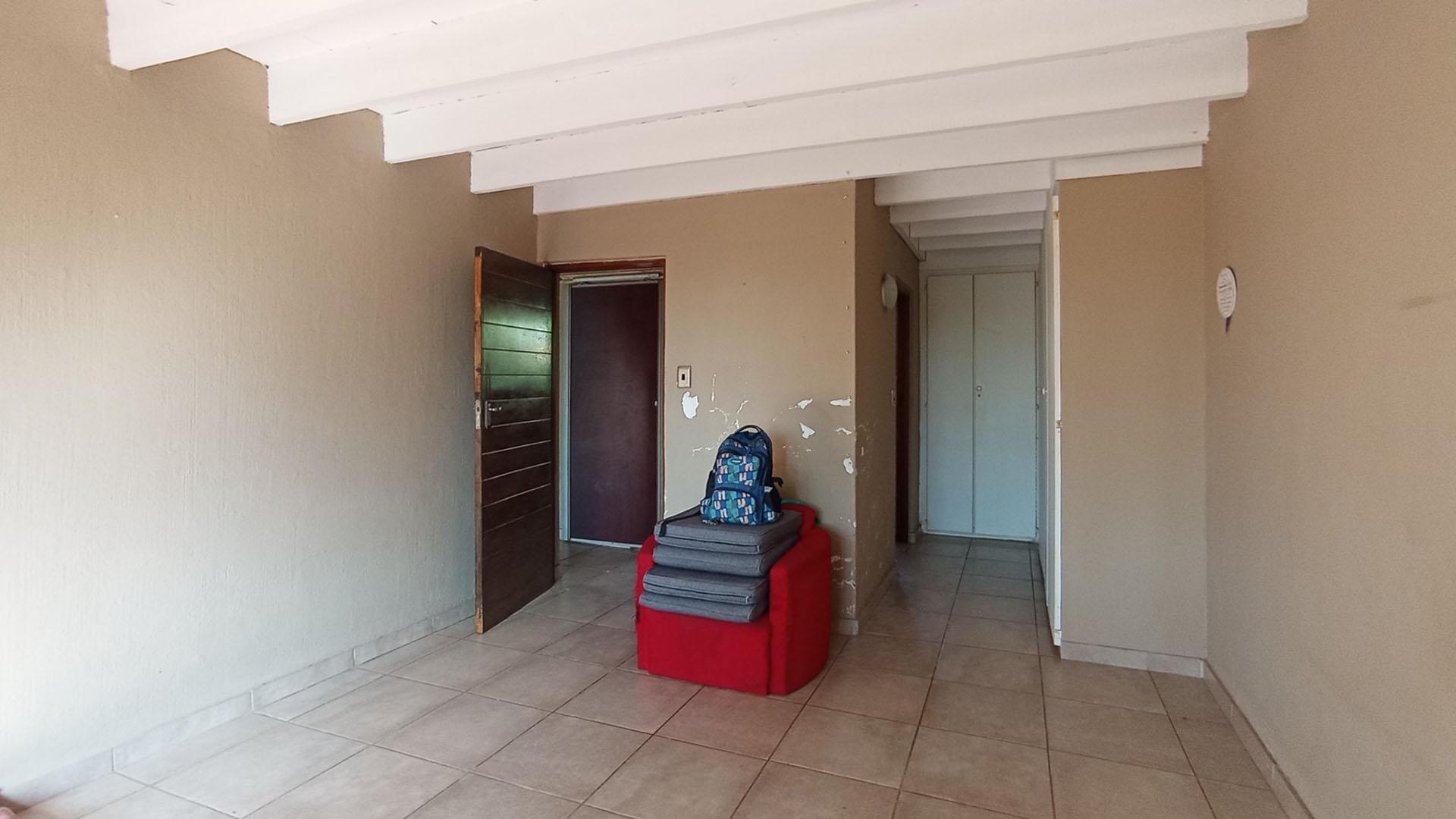 Bed Room 1 - 22 square meters of property in Garsfontein