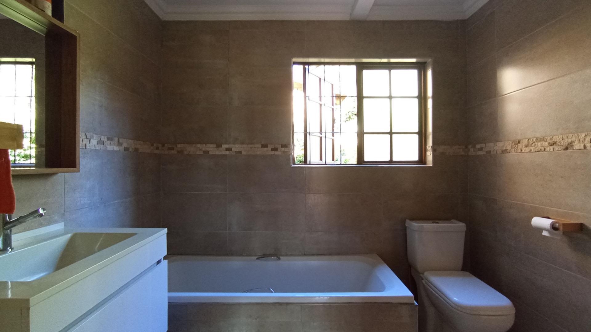Bathroom 1 - 6 square meters of property in Garsfontein
