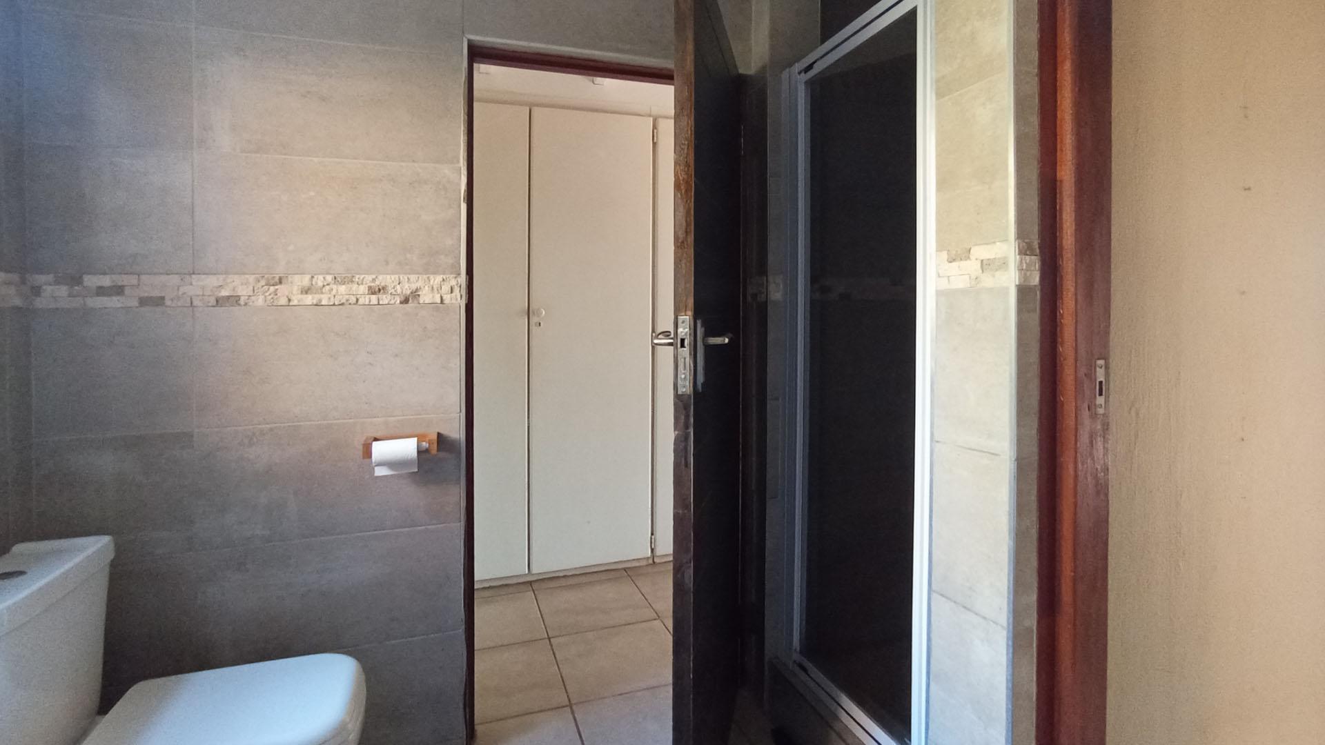 Bathroom 1 - 6 square meters of property in Garsfontein