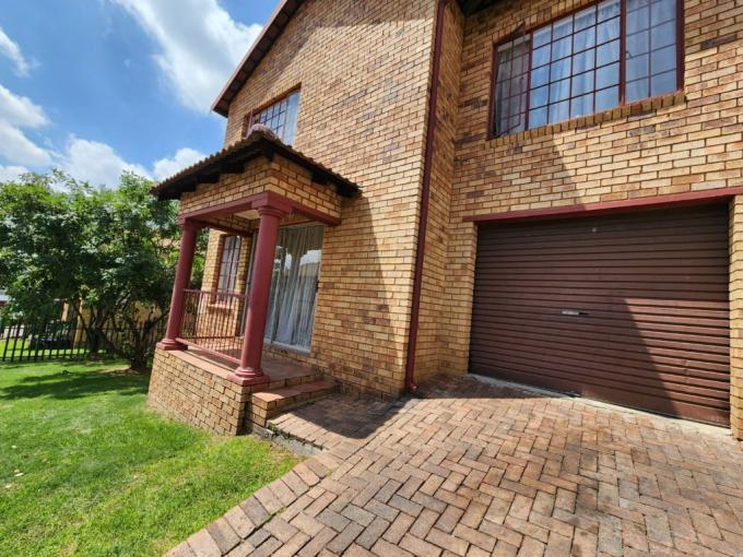 3 Bedroom Simplex for Sale For Sale in South Crest - MR672931