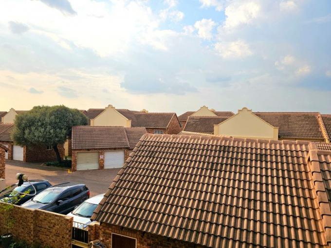 2 Bedroom Simplex to Rent in Olympus - Property to rent - MR672949
