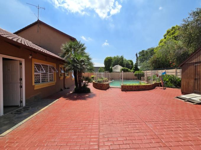 4 Bedroom House for Sale For Sale in Brackendowns - MR672973