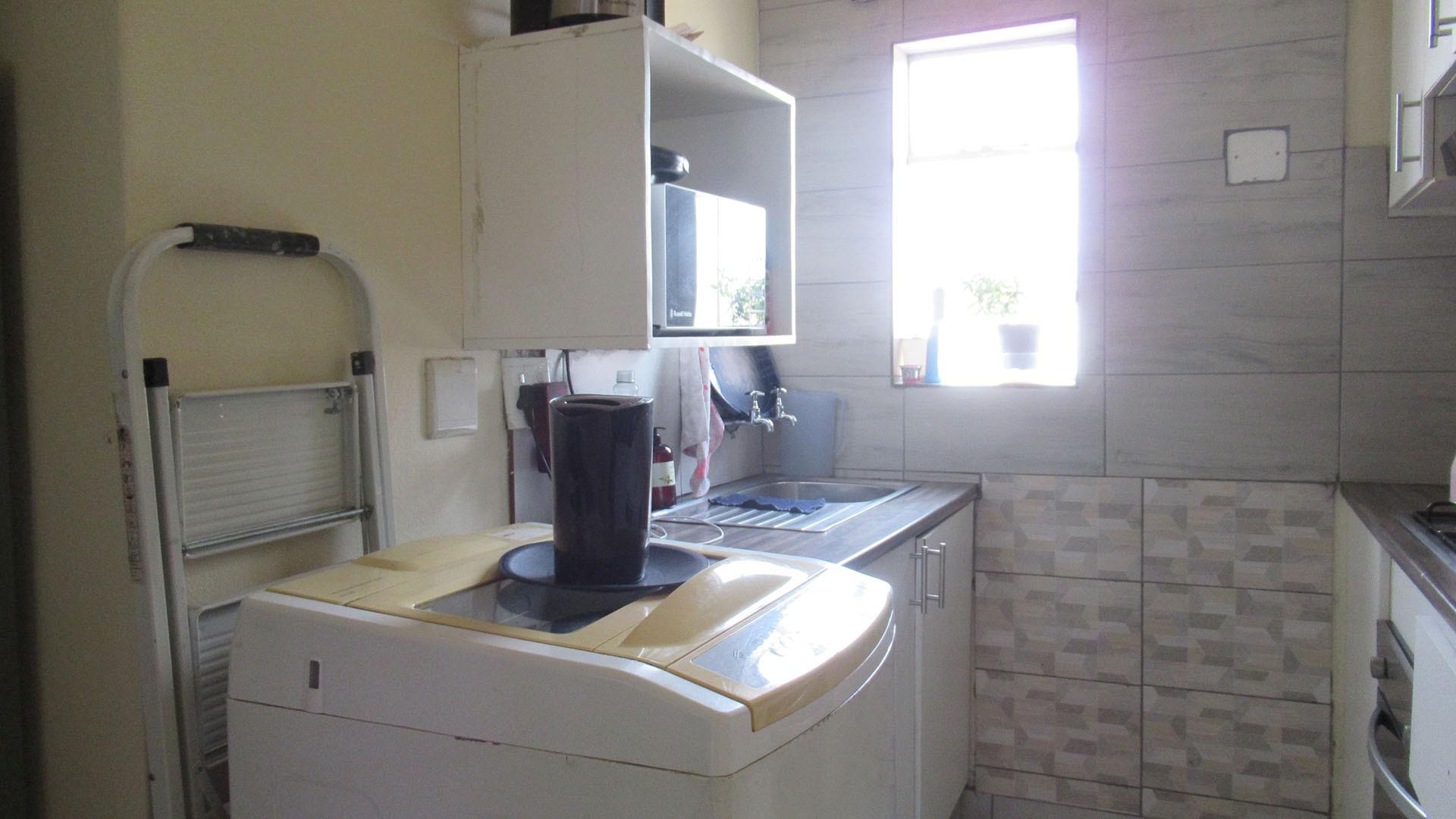 Kitchen - 4 square meters of property in Fleurhof