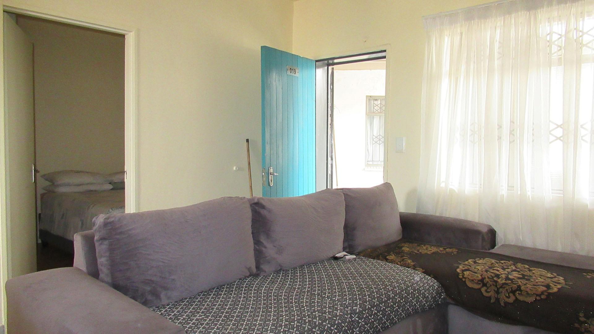 Lounges - 13 square meters of property in Fleurhof
