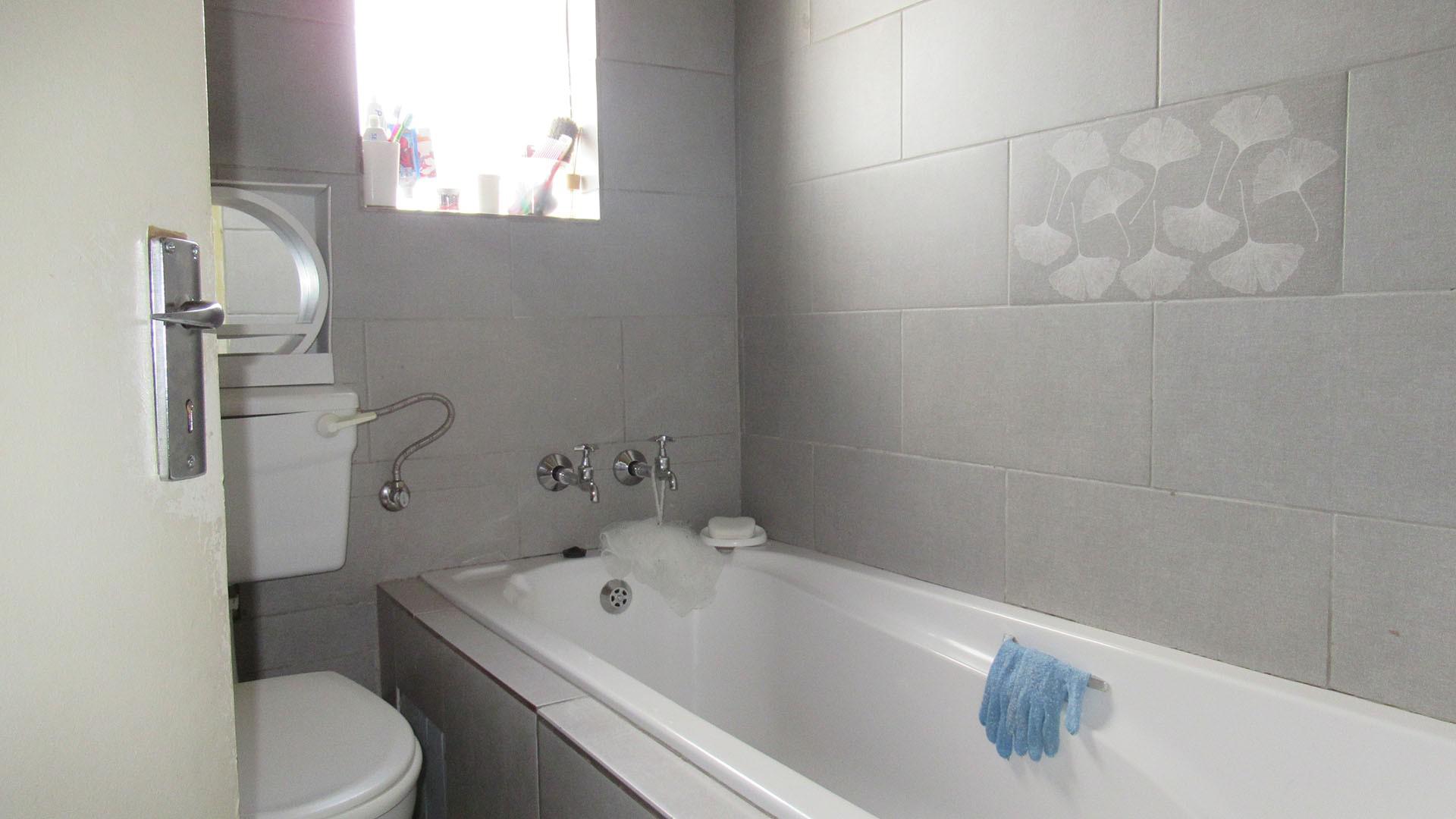Bathroom 1 - 4 square meters of property in Fleurhof