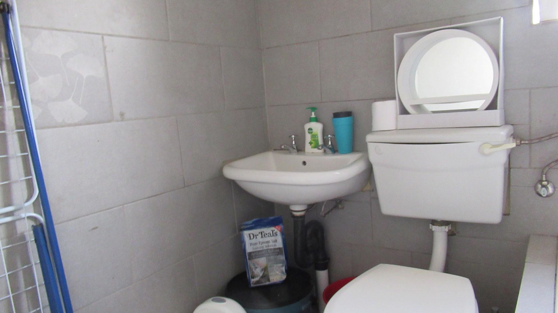 Bathroom 1 - 4 square meters of property in Fleurhof