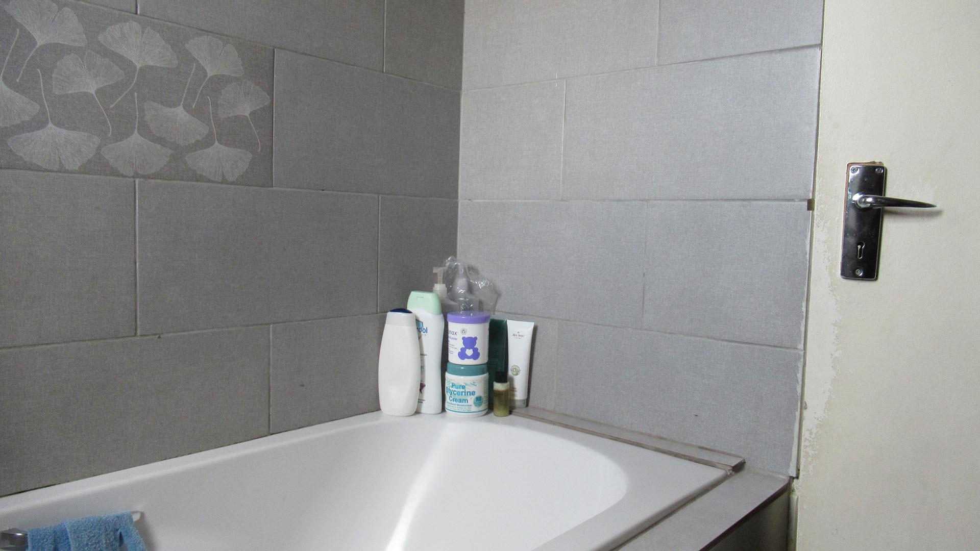 Bathroom 1 - 4 square meters of property in Fleurhof