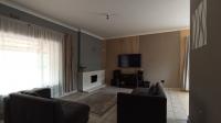 Lounges - 25 square meters of property in Mondeor