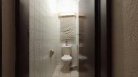 Main Bathroom - 10 square meters of property in Mondeor