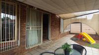Patio - 13 square meters of property in Doornpoort