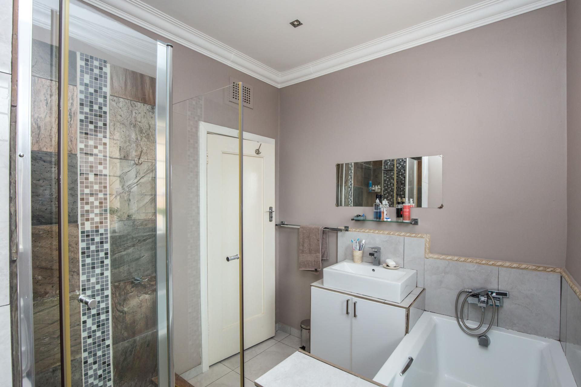 Bathroom 1 - 7 square meters of property in Bulwer (Dbn)