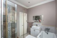 Bathroom 1 of property in Bulwer (Dbn)