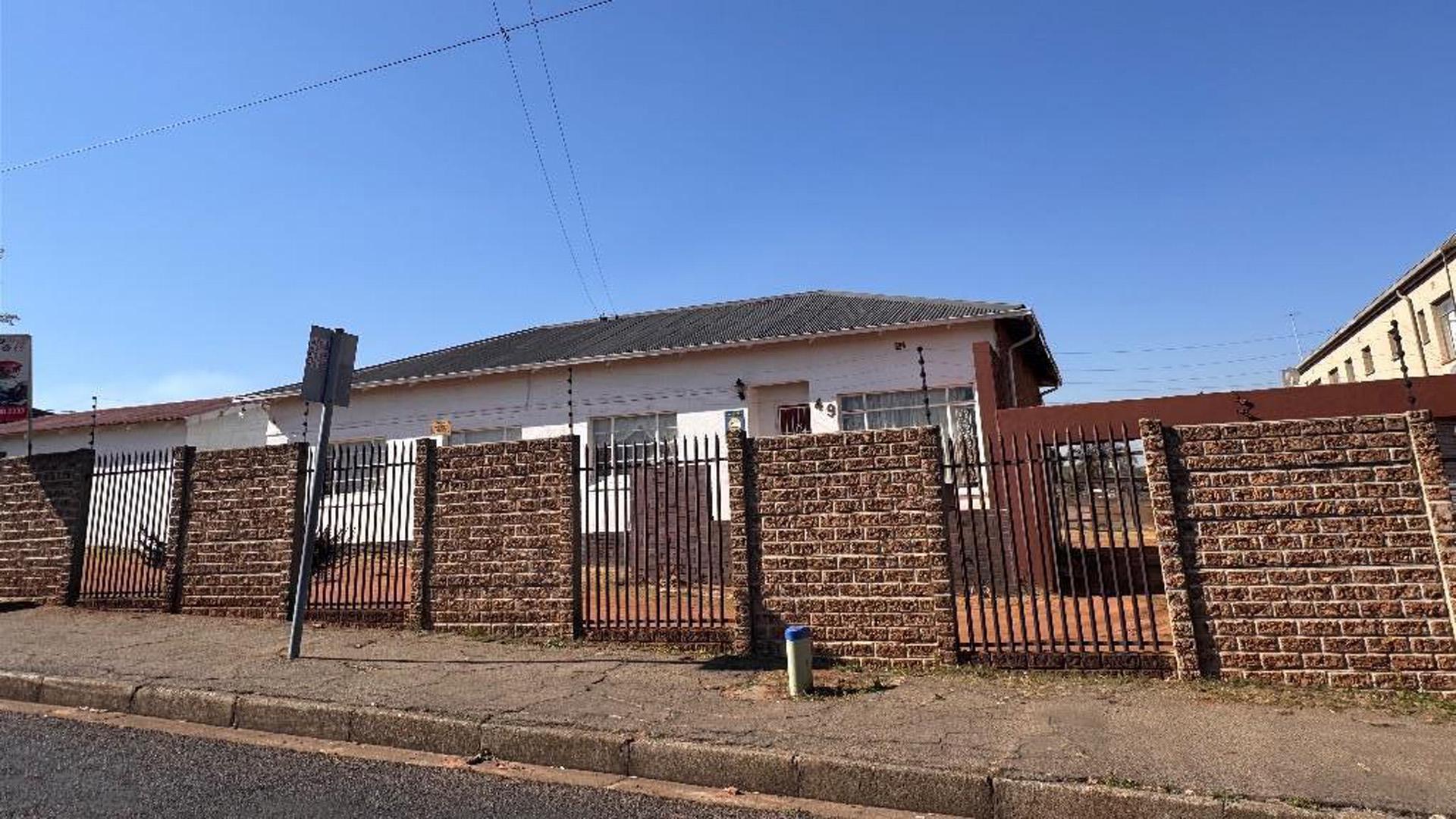 Front View of property in Primrose