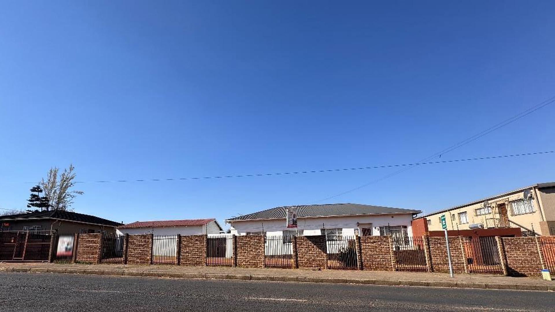 Front View of property in Primrose