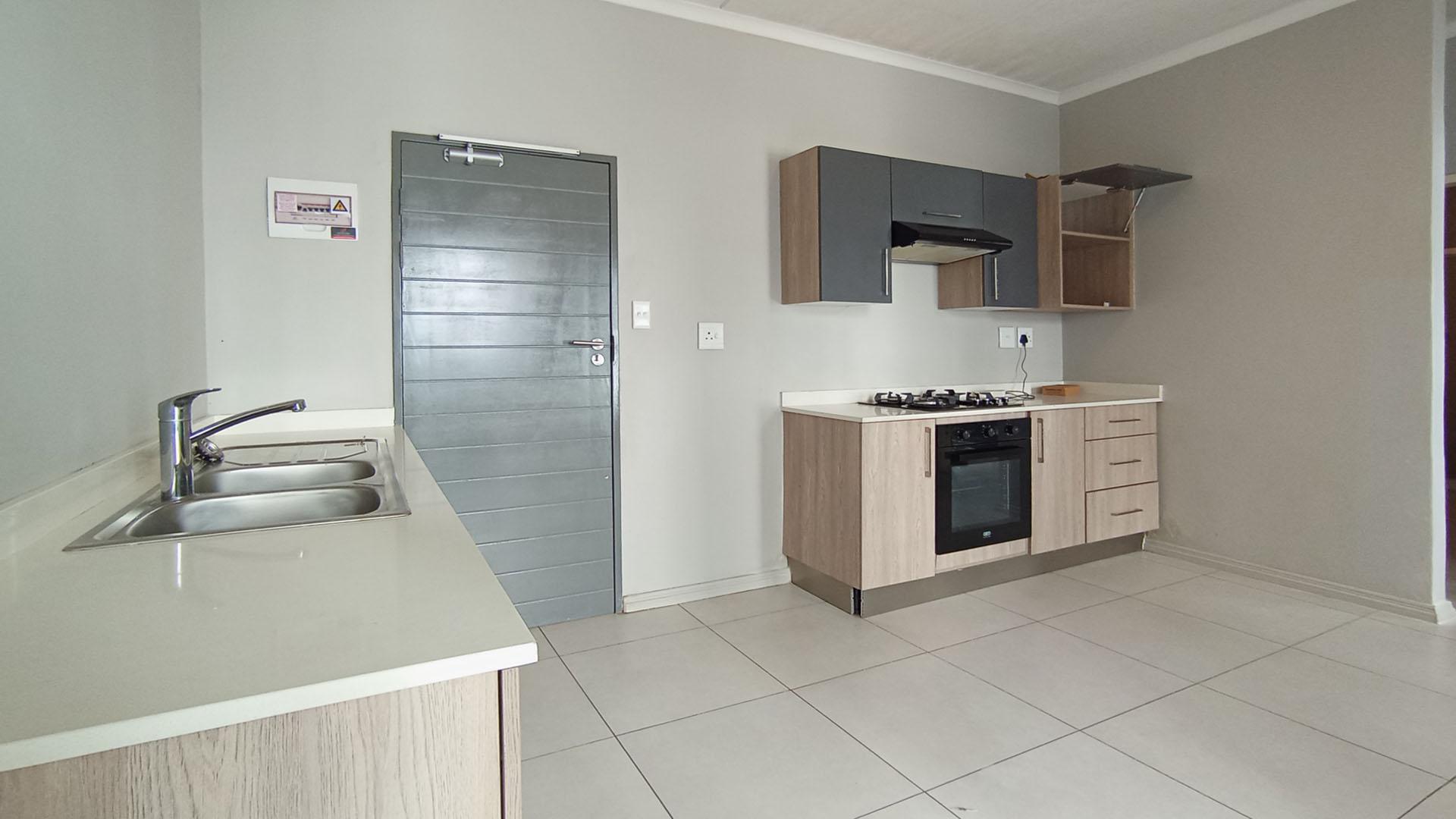 Kitchen of property in Midridge Park