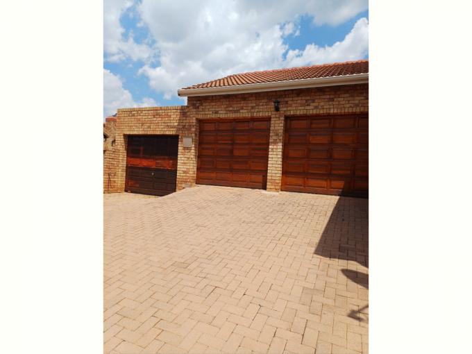 3 Bedroom House for Sale For Sale in Weltevreden Park - MR673097