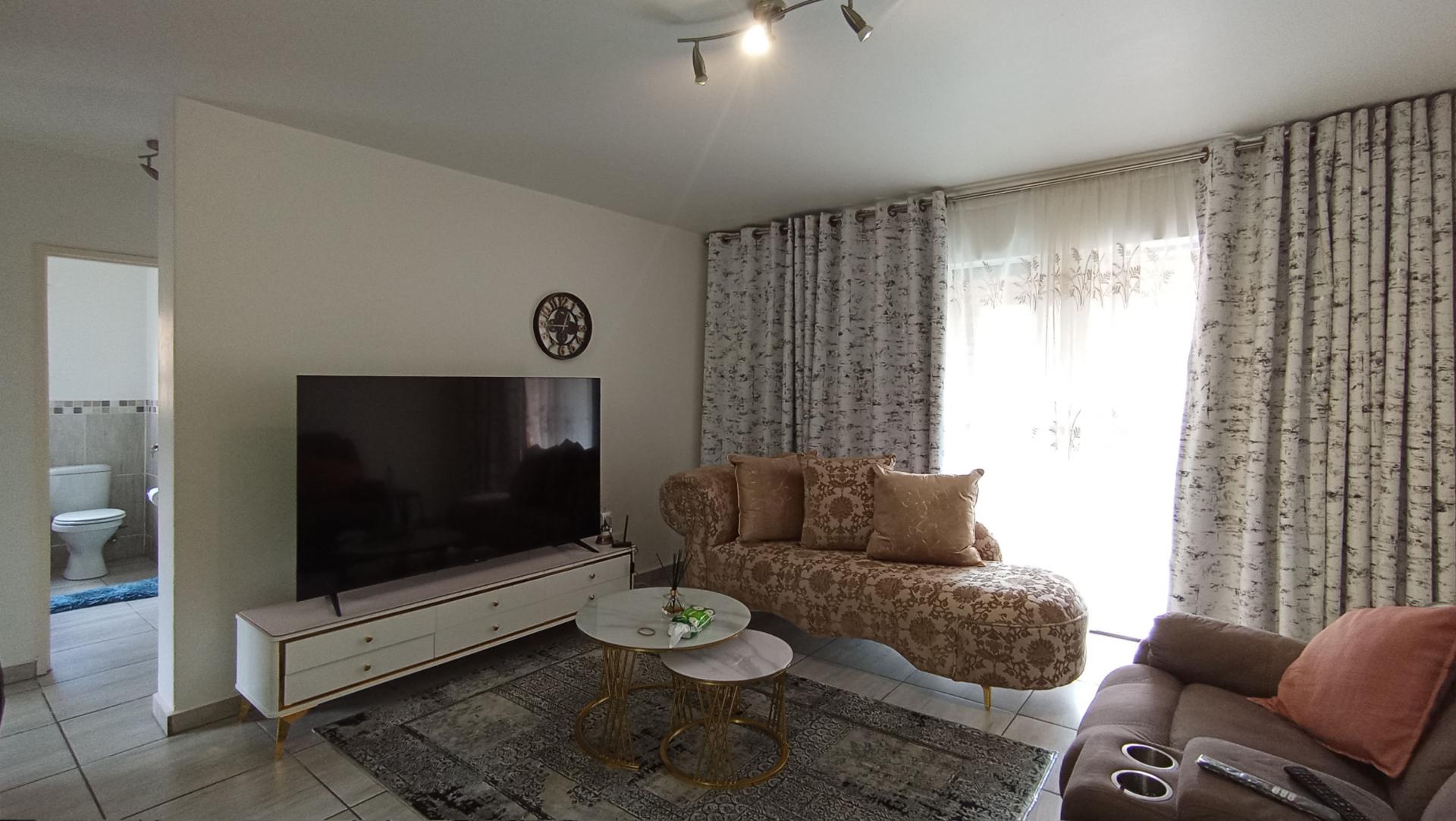 Lounges - 19 square meters of property in Honeydew