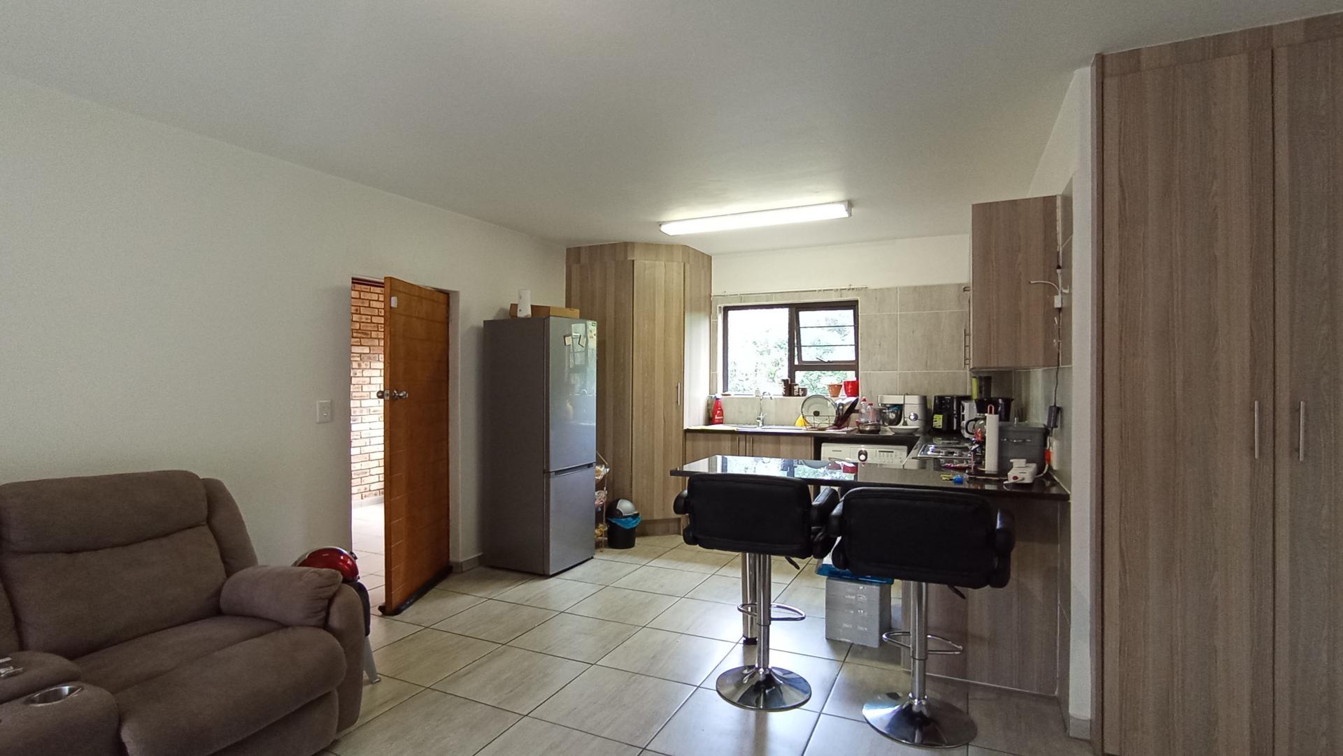 Lounges - 19 square meters of property in Honeydew