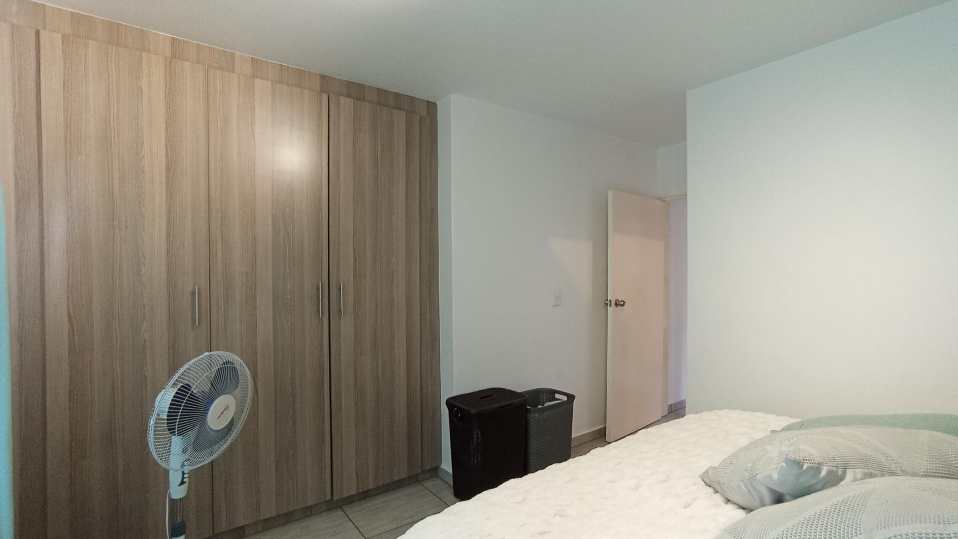 Main Bedroom - 13 square meters of property in Honeydew