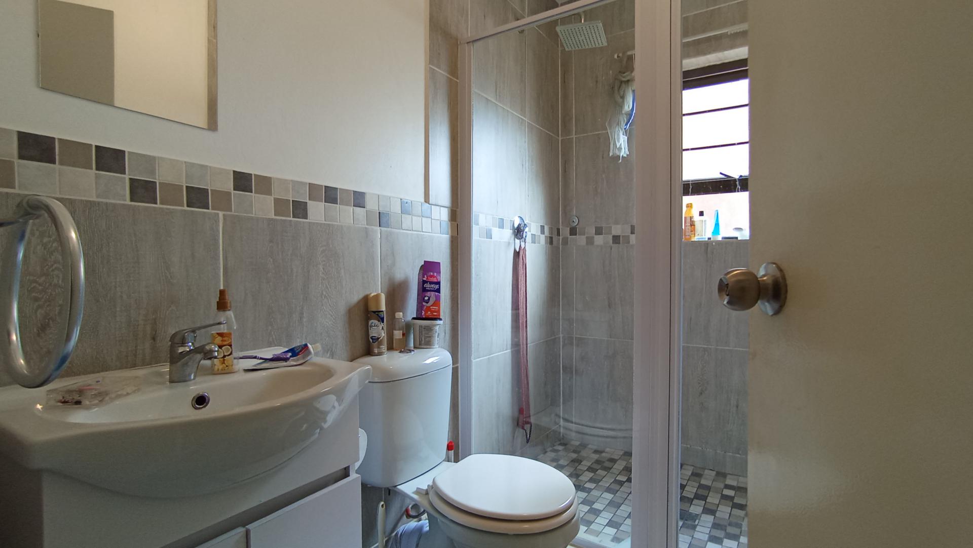Main Bathroom - 5 square meters of property in Honeydew